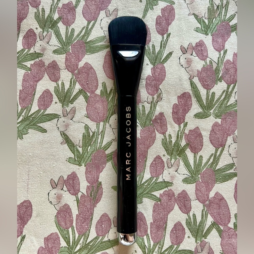 MARC JACOBS BEAUTY  The SEAMLESS Liquid Foundation Brush # 4 Black